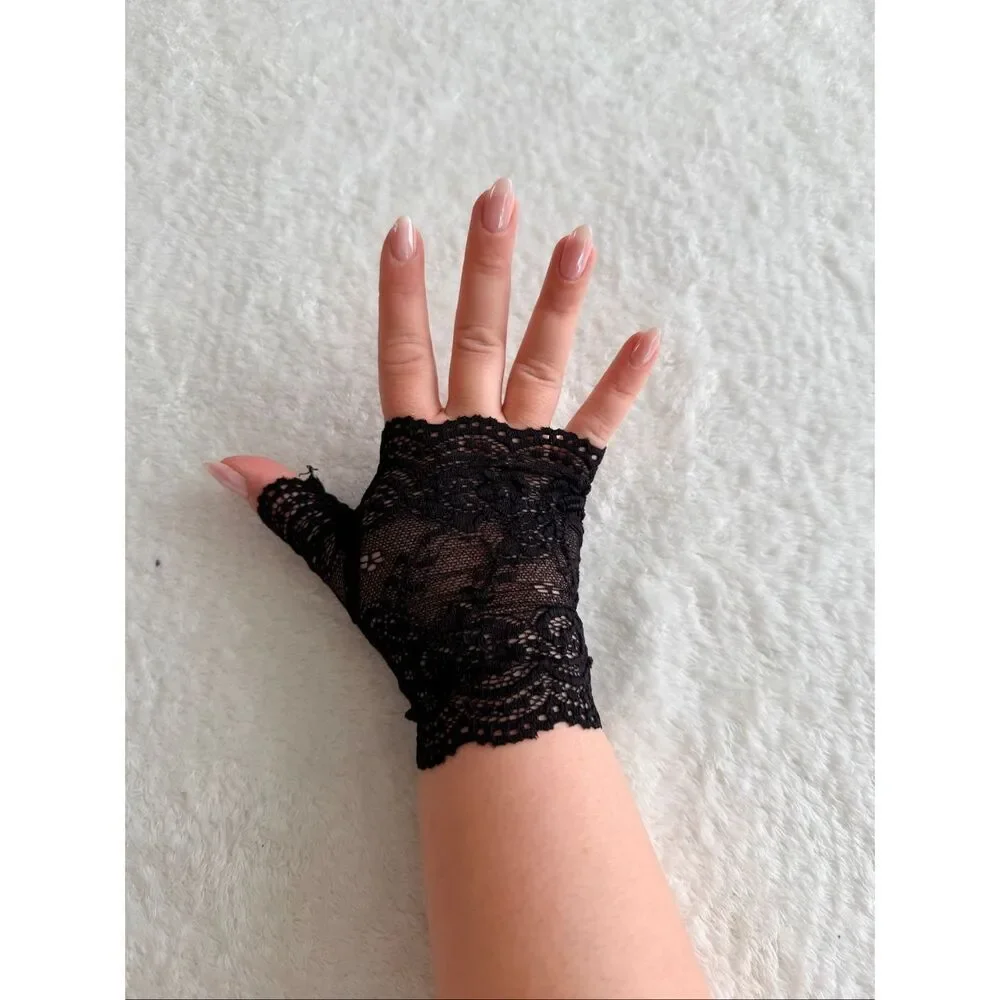 Black Lace Fingerless Gloves – Vintage Gothic Style